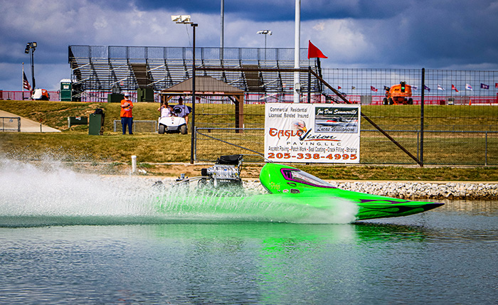 Lee Warren ran a single for the Pro Outlaw victory, as Jacob Schneider’s machine broke on the starting line.