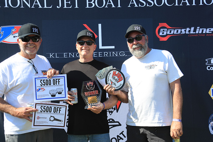 Mike Ryckebosch and his “Wake Up Call” team celebrated the Pro Comp Flat victory over twenty tough race teams.