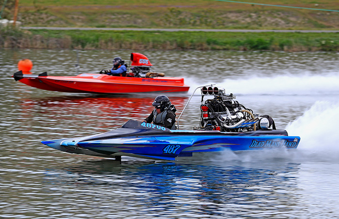 Glen Hutchison (near lane) took the win easily over Duncan Patterson in the Unlimited Outlaw semifinals as Duncan struggled on the starting line.