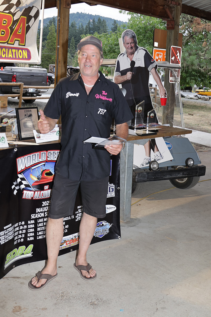 Dennis Flint picking up the ME runner up trophy.
